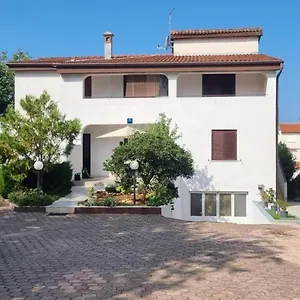 apartmani-cerova.in-istria.net/
